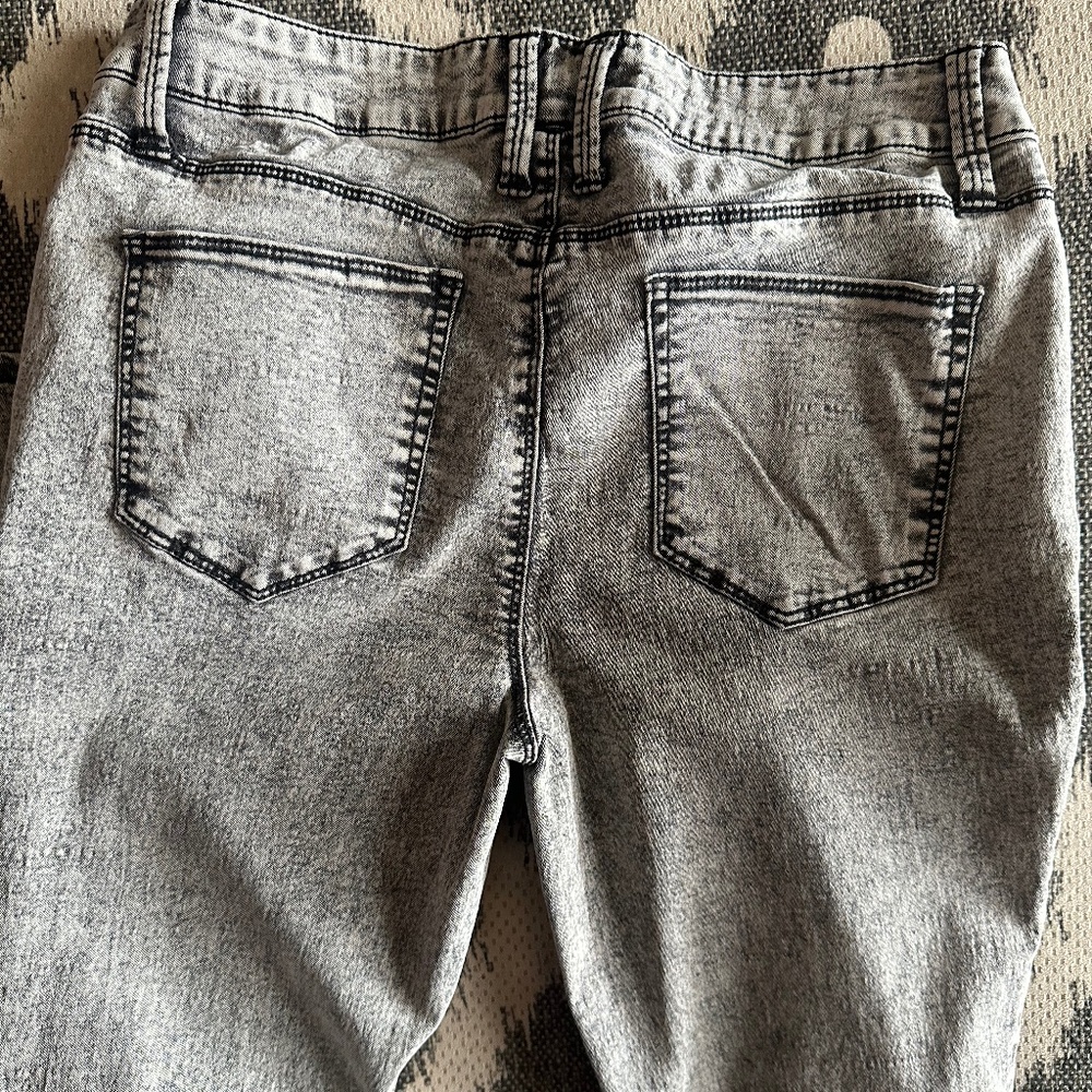 No Boundaries Distressed Skinny Jeans